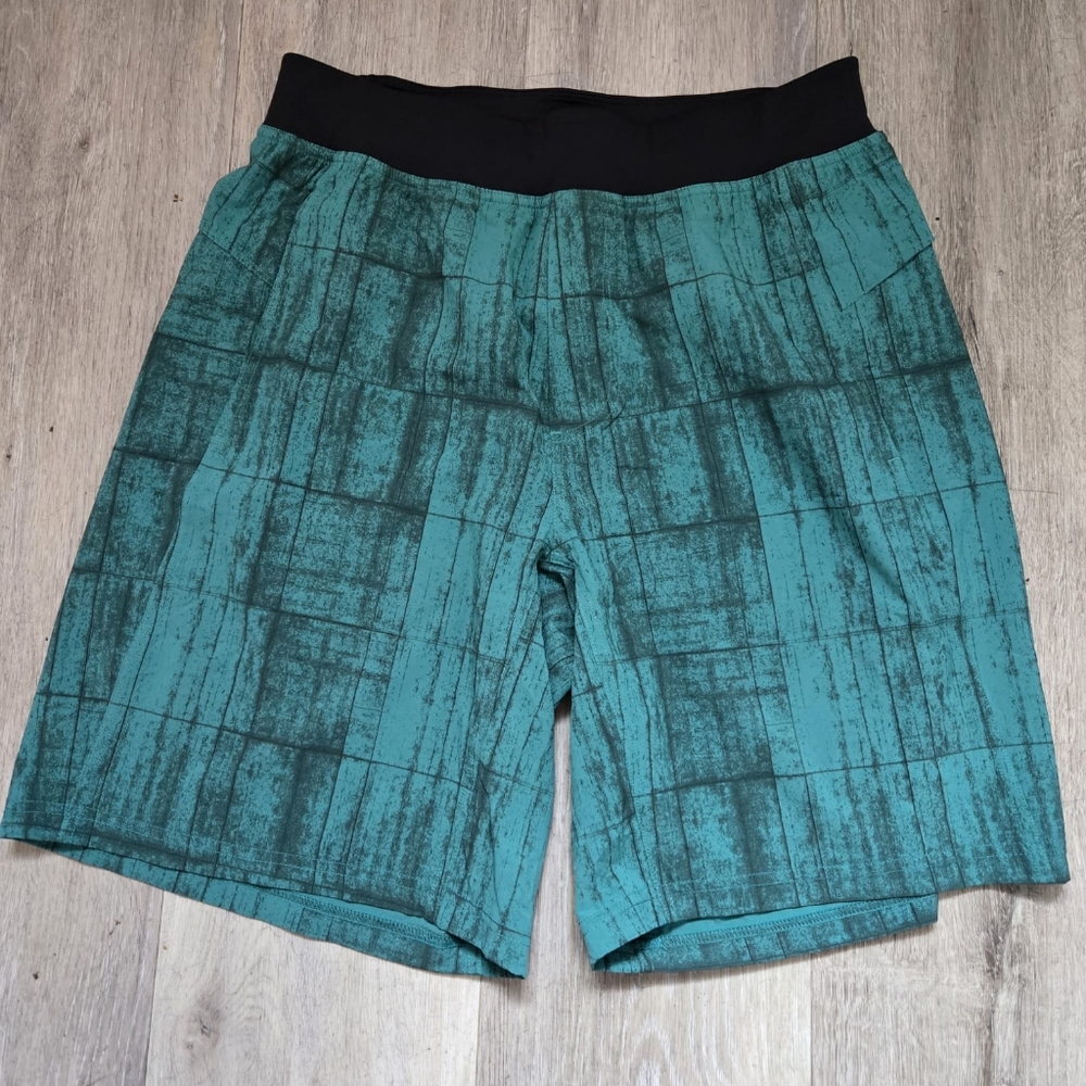 Lululemon Core Short Size Medium Green Black Abstract Color
